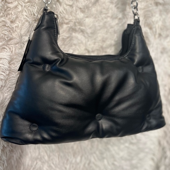 🖤NWT-FOREVER 21 Quilted Black Faux Leather Shoulder Bag W/ Silver chain strap🖤 - Picture 10 of 14